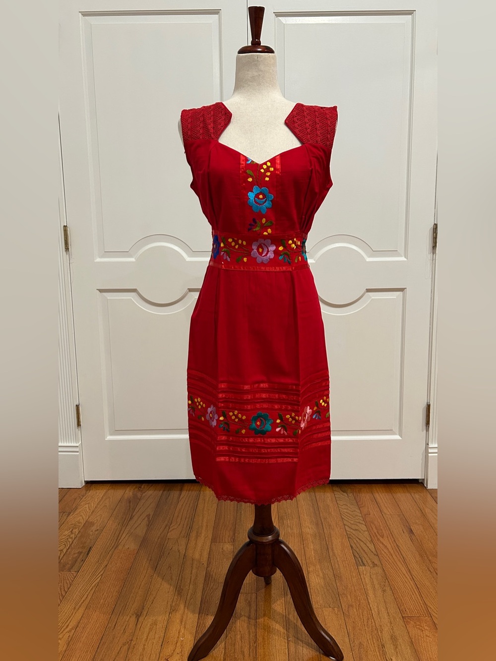 Mexican embroidered dress, hand Embroidered with silk threads.
